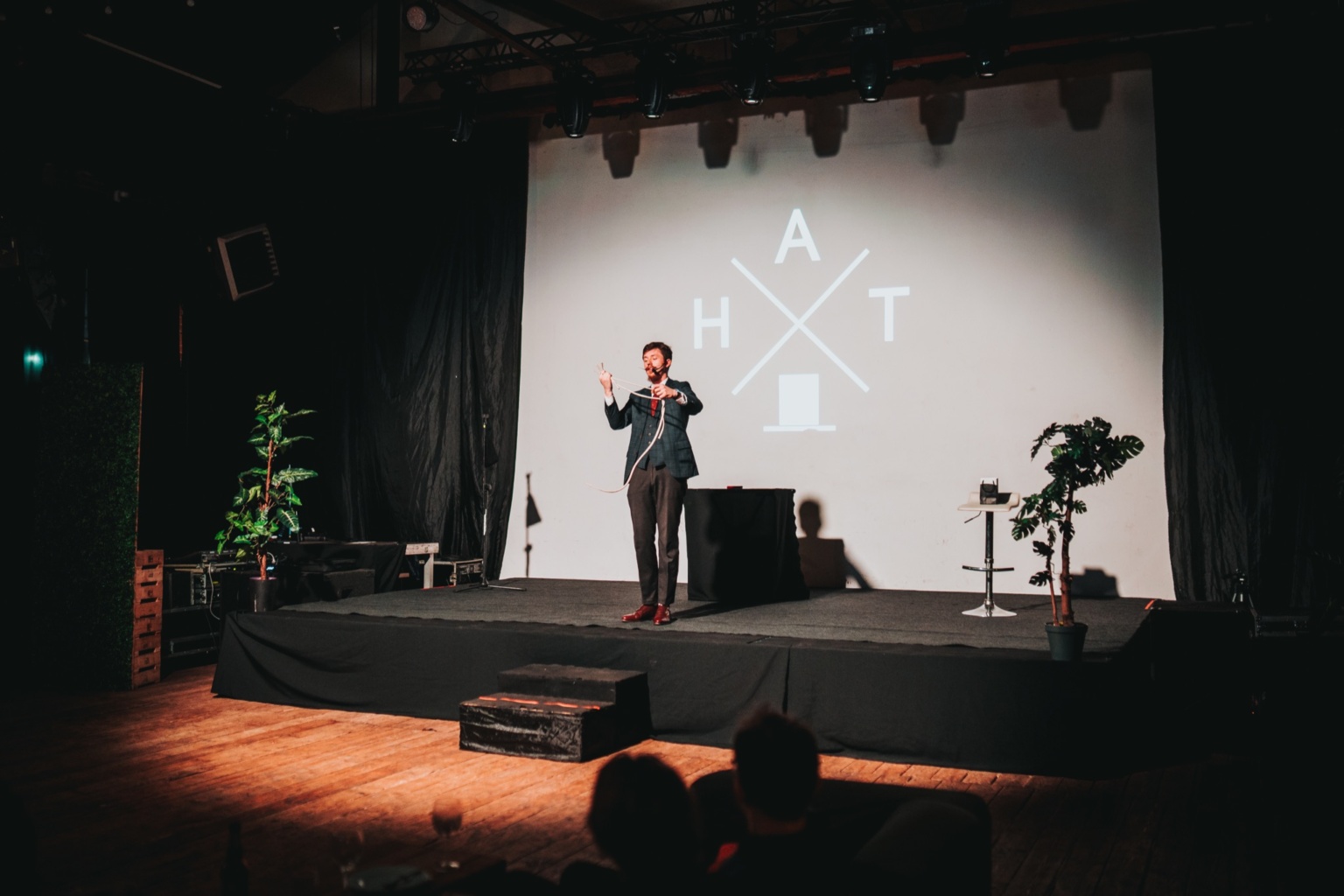 Projekty specjalne Hatman Show — Błażej Święszkowski podczas występu na scenie