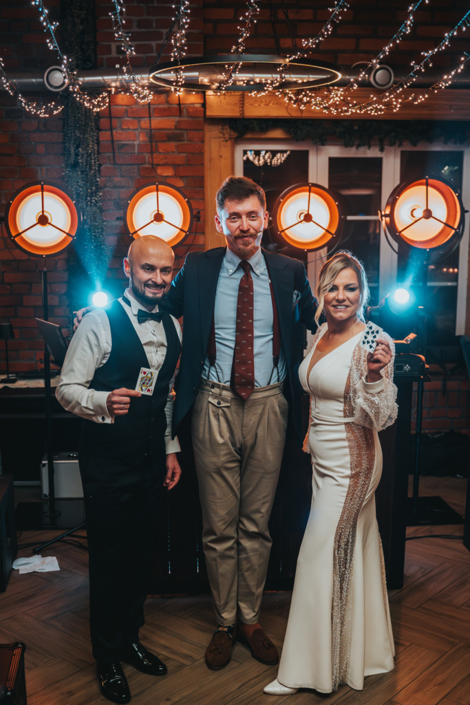 Błażej Święszkowski z parą młodą po pokazie